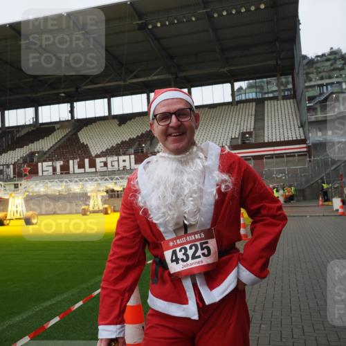 07.12.2025 - St. Pauli X-Mass-Run No. 15 Fabian Wolf http://msf.ph/oto/9425535 07.12.2025 12:17:07 Ziel 4325 meine-sportfotos.de