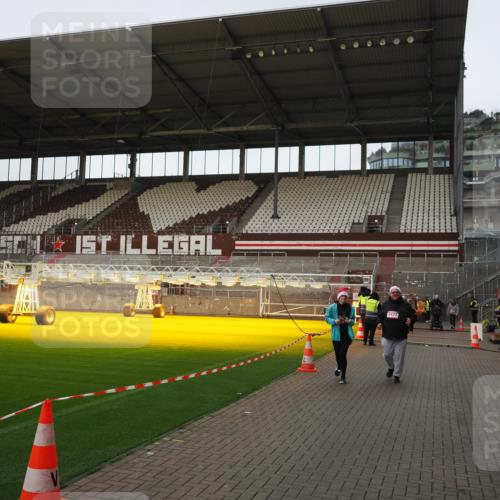 07.12.2025 - St. Pauli X-Mass-Run No. 15 Fabian Wolf http://msf.ph/oto/9425542 07.12.2025 12:17:27 Ziel 3427 meine-sportfotos.de
