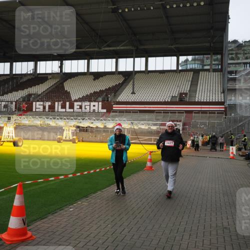 07.12.2025 - St. Pauli X-Mass-Run No. 15 Fabian Wolf http://msf.ph/oto/9425543 07.12.2025 12:17:30 Ziel 3427, 3866, 3868, 4014, 4015 meine-sportfotos.de