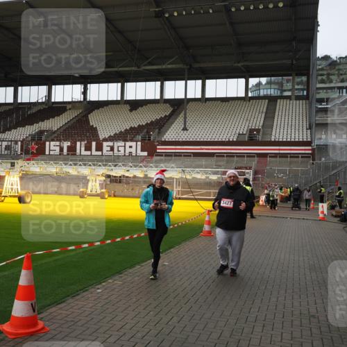 07.12.2025 - St. Pauli X-Mass-Run No. 15 Fabian Wolf http://msf.ph/oto/9425544 07.12.2025 12:17:30 Ziel 3427, 3866, 3868, 4014, 4015 meine-sportfotos.de