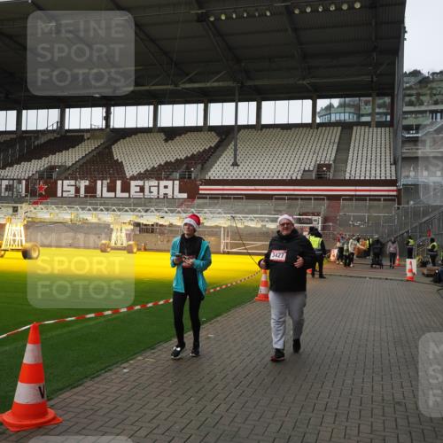 07.12.2025 - St. Pauli X-Mass-Run No. 15 Fabian Wolf http://msf.ph/oto/9425545 07.12.2025 12:17:30 Ziel 3427, 3866, 3868, 4014, 4015 meine-sportfotos.de