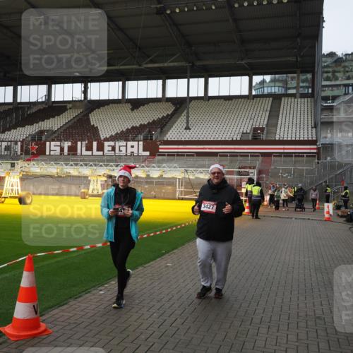 07.12.2025 - St. Pauli X-Mass-Run No. 15 Fabian Wolf http://msf.ph/oto/9425546 07.12.2025 12:17:30 Ziel 3427, 3866, 3868, 4014, 4015 meine-sportfotos.de