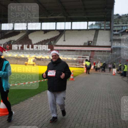 07.12.2025 - St. Pauli X-Mass-Run No. 15 Fabian Wolf http://msf.ph/oto/9425547 07.12.2025 12:17:31 Ziel 3427, 3866, 3868, 4014, 4015 meine-sportfotos.de