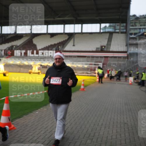 07.12.2025 - St. Pauli X-Mass-Run No. 15 Fabian Wolf http://msf.ph/oto/9425548 07.12.2025 12:17:32 Ziel 3427, 3866, 3868, 4014, 4015 meine-sportfotos.de
