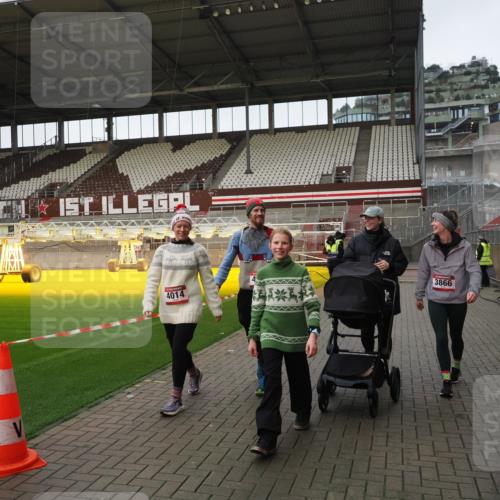 07.12.2025 - St. Pauli X-Mass-Run No. 15 Fabian Wolf http://msf.ph/oto/9425552 07.12.2025 12:17:48 Ziel 3866, 3868, 4014, 4015 meine-sportfotos.de