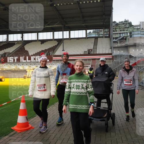 07.12.2025 - St. Pauli X-Mass-Run No. 15 Fabian Wolf http://msf.ph/oto/9425558 07.12.2025 12:17:49 Ziel 3866, 4014, 4015 meine-sportfotos.de