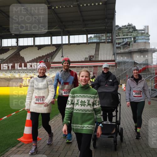 07.12.2025 - St. Pauli X-Mass-Run No. 15 Fabian Wolf http://msf.ph/oto/9425560 07.12.2025 12:17:49 Ziel 3866, 4014, 4015 meine-sportfotos.de