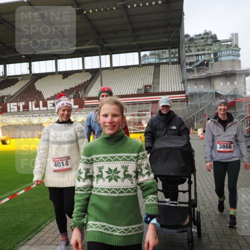 07.12.2025 - St. Pauli X-Mass-Run No. 15 Fabian Wolf http://msf.ph/oto/9425566 07.12.2025 12:17:51 Ziel  meine-sportfotos.de