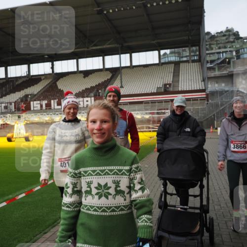 07.12.2025 - St. Pauli X-Mass-Run No. 15 Fabian Wolf http://msf.ph/oto/9425567 07.12.2025 12:17:51 Ziel  meine-sportfotos.de