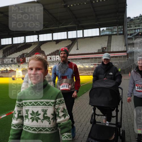 07.12.2025 - St. Pauli X-Mass-Run No. 15 Fabian Wolf http://msf.ph/oto/9425568 07.12.2025 12:17:51 Ziel  meine-sportfotos.de