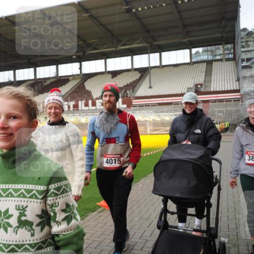 07.12.2025 - St. Pauli X-Mass-Run No. 15 Fabian Wolf http://msf.ph/oto/9425569 07.12.2025 12:17:51 Ziel  meine-sportfotos.de