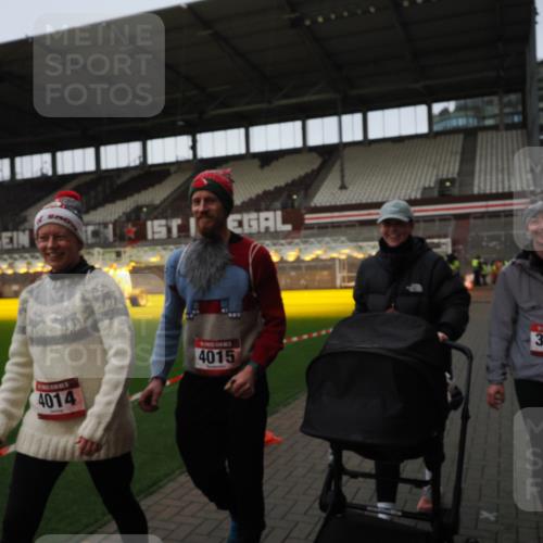 07.12.2025 - St. Pauli X-Mass-Run No. 15 Fabian Wolf http://msf.ph/oto/9425570 07.12.2025 12:17:52 Ziel  meine-sportfotos.de