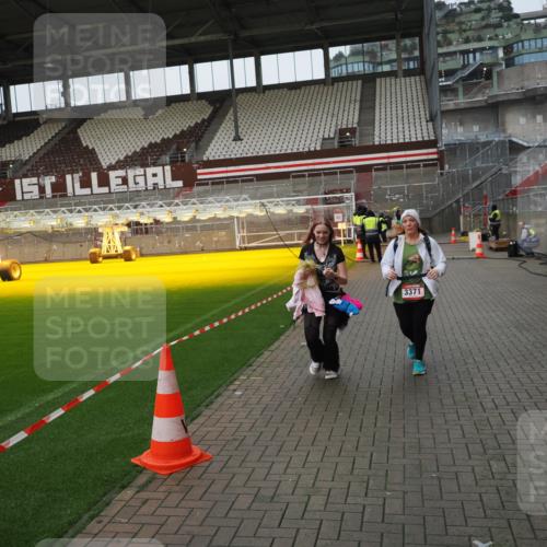 07.12.2025 - St. Pauli X-Mass-Run No. 15 Fabian Wolf http://msf.ph/oto/9425571 07.12.2025 12:18:57 Ziel 3371, 3373 meine-sportfotos.de
