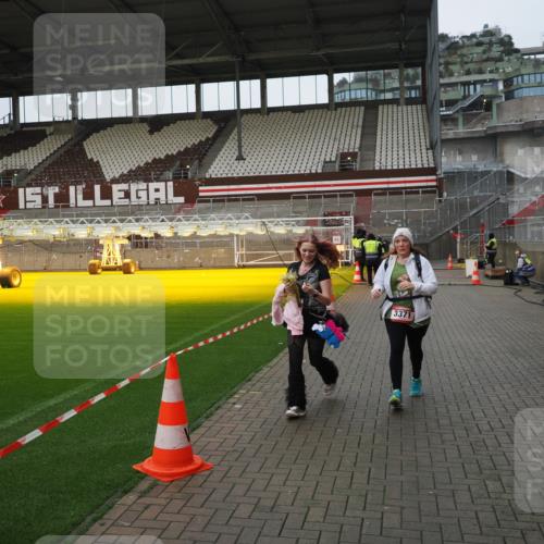 07.12.2025 - St. Pauli X-Mass-Run No. 15 Fabian Wolf http://msf.ph/oto/9425572 07.12.2025 12:18:57 Ziel 3371, 3373 meine-sportfotos.de