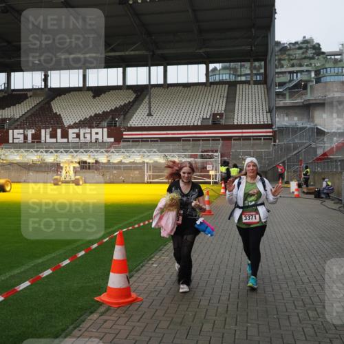 07.12.2025 - St. Pauli X-Mass-Run No. 15 Fabian Wolf http://msf.ph/oto/9425574 07.12.2025 12:18:57 Ziel 3371, 3373 meine-sportfotos.de