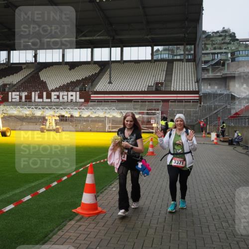 07.12.2025 - St. Pauli X-Mass-Run No. 15 Fabian Wolf http://msf.ph/oto/9425575 07.12.2025 12:18:58 Ziel 3371, 3373 meine-sportfotos.de