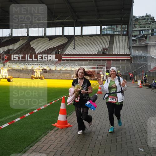 07.12.2025 - St. Pauli X-Mass-Run No. 15 Fabian Wolf http://msf.ph/oto/9425576 07.12.2025 12:18:58 Ziel 3371, 3373 meine-sportfotos.de