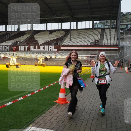 07.12.2025 - St. Pauli X-Mass-Run No. 15 Fabian Wolf http://msf.ph/oto/9425577 07.12.2025 12:18:58 Ziel 3371, 3373 meine-sportfotos.de