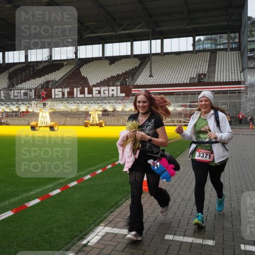 07.12.2025 - St. Pauli X-Mass-Run No. 15 Fabian Wolf http://msf.ph/oto/9425579 07.12.2025 12:18:58 Ziel 3371, 3373 meine-sportfotos.de