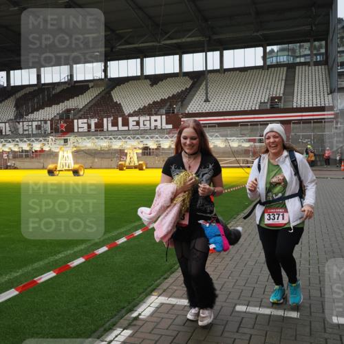 07.12.2025 - St. Pauli X-Mass-Run No. 15 Fabian Wolf http://msf.ph/oto/9425580 07.12.2025 12:18:59 Ziel 3371, 3373 meine-sportfotos.de