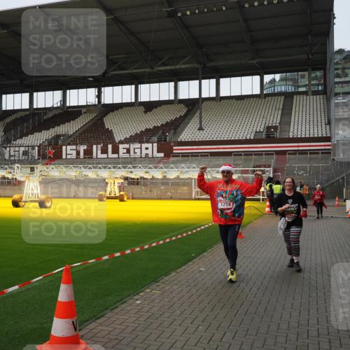 07.12.2025 - St. Pauli X-Mass-Run No. 15 Fabian Wolf http://msf.ph/oto/9425586 07.12.2025 12:19:12 Ziel 1259, 2093, 2309 meine-sportfotos.de