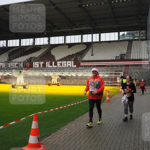 07.12.2025 - St. Pauli X-Mass-Run No. 15 Fabian Wolf http://msf.ph/oto/9425588 07.12.2025 12:19:12 Ziel 1259, 2093, 2309 meine-sportfotos.de