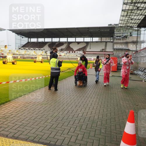 07.12.2025 - St. Pauli X-Mass-Run No. 15 Fabian Wolf http://msf.ph/oto/9425609 07.12.2025 12:24:28 Ziel 3775, 3776 meine-sportfotos.de