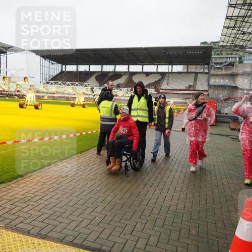 07.12.2025 - St. Pauli X-Mass-Run No. 15 Fabian Wolf http://msf.ph/oto/9425611 07.12.2025 12:24:29 Ziel 3775, 3776 meine-sportfotos.de