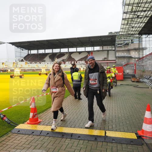 07.12.2025 - St. Pauli X-Mass-Run No. 15 Fabian Wolf http://msf.ph/oto/9425618 07.12.2025 12:25:11 Ziel  meine-sportfotos.de
