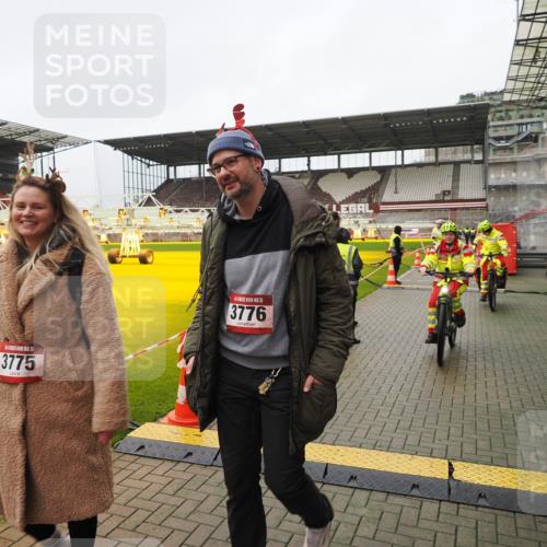 07.12.2025 - St. Pauli X-Mass-Run No. 15 Fabian Wolf http://msf.ph/oto/9425620 07.12.2025 12:25:12 Ziel  meine-sportfotos.de