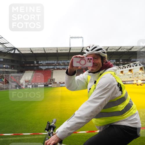 07.12.2025 - St. Pauli X-Mass-Run No. 15 Fabian Wolf http://msf.ph/oto/9425623 07.12.2025 12:25:23 Ziel  meine-sportfotos.de