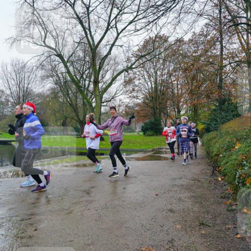 07.12.2025 - St. Pauli X-Mass-Run No. 15 Michael Burmester http://msf.ph/oto/9426224 07.12.2025 10:02:31 Laufen 4373, 4372 meine-sportfotos.de