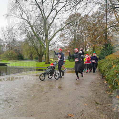 07.12.2025 - St. Pauli X-Mass-Run No. 15 Michael Burmester http://msf.ph/oto/9428669 07.12.2025 11:45:39 Laufen 3979, 3977 meine-sportfotos.de