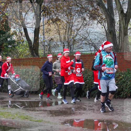 07.12.2025 - St. Pauli X-Mass-Run No. 15 Michael Burmester http://msf.ph/oto/9429505 07.12.2025 11:26:43 Laufen 413, 1911, 24, 2210, 4184, 2670, 2589 meine-sportfotos.de