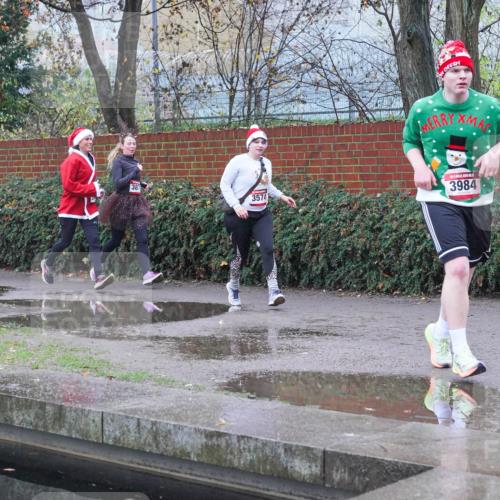 07.12.2025 - St. Pauli X-Mass-Run No. 15 Michael Burmester http://msf.ph/oto/9429988 07.12.2025 10:01:43 Laufen 3742, 387, 3574, 3984 meine-sportfotos.de