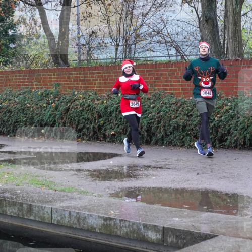07.12.2025 - St. Pauli X-Mass-Run No. 15 Michael Burmester http://msf.ph/oto/9430074 07.12.2025 10:02:39 Laufen 3849, 3848 meine-sportfotos.de