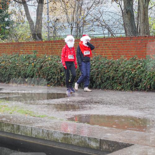 07.12.2025 - St. Pauli X-Mass-Run No. 15 Michael Burmester http://msf.ph/oto/9430273 07.12.2025 10:11:33 Laufen 4110, 4111 meine-sportfotos.de