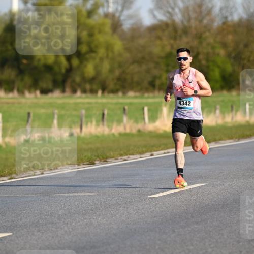 12.04.2026 - 45. Internationalen Wilhelmsburger Insellauf Dr. Thomas Lammeyer http://msf.ph/oto/9430525 12.04.2026 09:07:04 Laufen 4342 meine-sportfotos.de