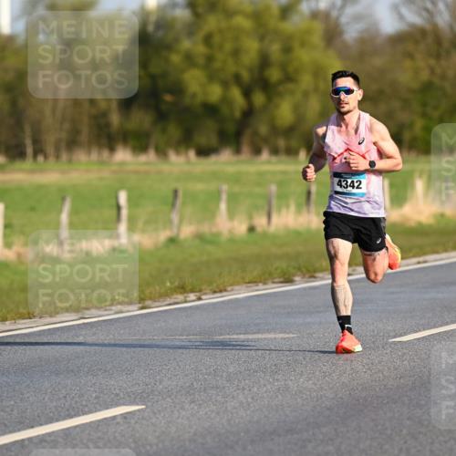 12.04.2026 - 45. Internationalen Wilhelmsburger Insellauf Dr. Thomas Lammeyer http://msf.ph/oto/9430530 12.04.2026 09:07:05 Laufen 4342 meine-sportfotos.de