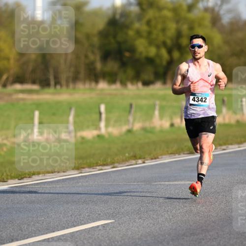 12.04.2026 - 45. Internationalen Wilhelmsburger Insellauf Dr. Thomas Lammeyer http://msf.ph/oto/9430532 12.04.2026 09:07:05 Laufen 4342, 11, 56 meine-sportfotos.de