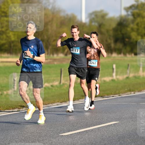 12.04.2026 - 45. Internationalen Wilhelmsburger Insellauf Dr. Thomas Lammeyer http://msf.ph/oto/9431224 12.04.2026 09:10:53 Laufen 56, 4117, 3262, 2789 meine-sportfotos.de