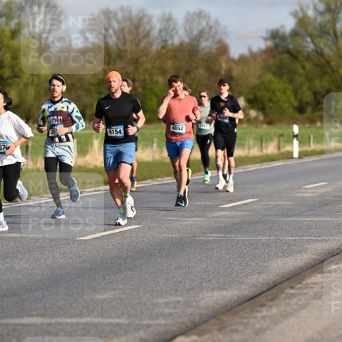 12.04.2026 - 45. Internationalen Wilhelmsburger Insellauf Dr. Thomas Lammeyer http://msf.ph/oto/9431718 12.04.2026 09:12:40 Laufen 4694, 3407, 4052, 4154, 4370, 35 meine-sportfotos.de