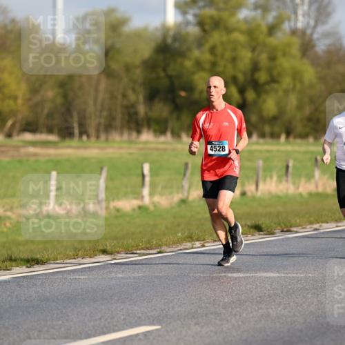 12.04.2026 - 45. Internationalen Wilhelmsburger Insellauf Dr. Thomas Lammeyer http://msf.ph/oto/9431774 12.04.2026 09:12:52 Laufen 3561, 4528, 3351 meine-sportfotos.de