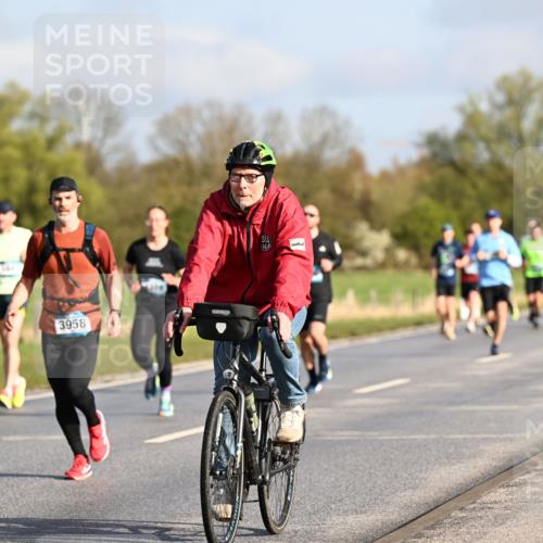 12.04.2026 - 45. Internationalen Wilhelmsburger Insellauf Dr. Thomas Lammeyer http://msf.ph/oto/9432011 12.04.2026 09:13:38 Laufen 5, 3958 meine-sportfotos.de
