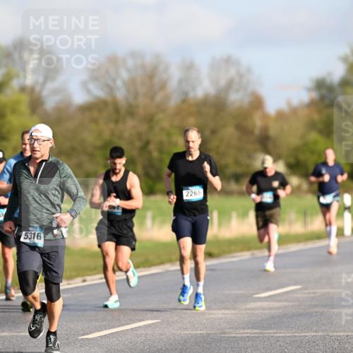 12.04.2026 - 45. Internationalen Wilhelmsburger Insellauf Dr. Thomas Lammeyer http://msf.ph/oto/9432072 12.04.2026 09:13:49 Laufen 807, 4545, 5316, 2265 meine-sportfotos.de