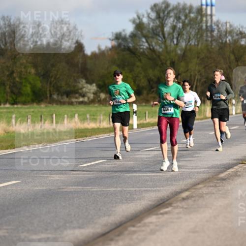 12.04.2026 - 45. Internationalen Wilhelmsburger Insellauf Dr. Thomas Lammeyer http://msf.ph/oto/9432311 12.04.2026 09:14:32 Laufen 3905, 289, 4467, 5055, 3929 meine-sportfotos.de