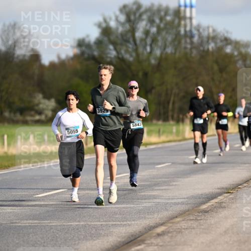 12.04.2026 - 45. Internationalen Wilhelmsburger Insellauf Dr. Thomas Lammeyer http://msf.ph/oto/9432325 12.04.2026 09:14:36 Laufen 446, 5055, 3929, 5843 meine-sportfotos.de