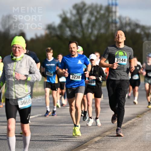 12.04.2026 - 45. Internationalen Wilhelmsburger Insellauf Dr. Thomas Lammeyer http://msf.ph/oto/9432538 12.04.2026 09:15:11 Laufen 480, 3605, 3238, 493, 3144 meine-sportfotos.de