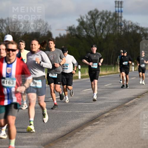 12.04.2026 - 45. Internationalen Wilhelmsburger Insellauf Dr. Thomas Lammeyer http://msf.ph/oto/9432582 12.04.2026 09:15:19 Laufen 4163, 3066, 2559, 2115, 4679, 329 meine-sportfotos.de