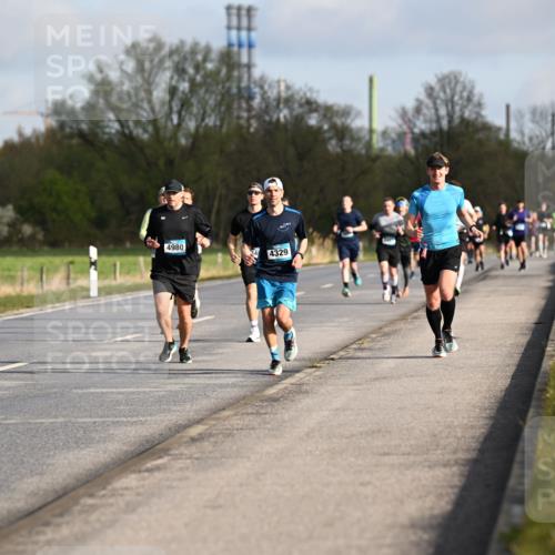12.04.2026 - 45. Internationalen Wilhelmsburger Insellauf Dr. Thomas Lammeyer http://msf.ph/oto/9432596 12.04.2026 09:15:22 Laufen 21, 4980, 4329 meine-sportfotos.de